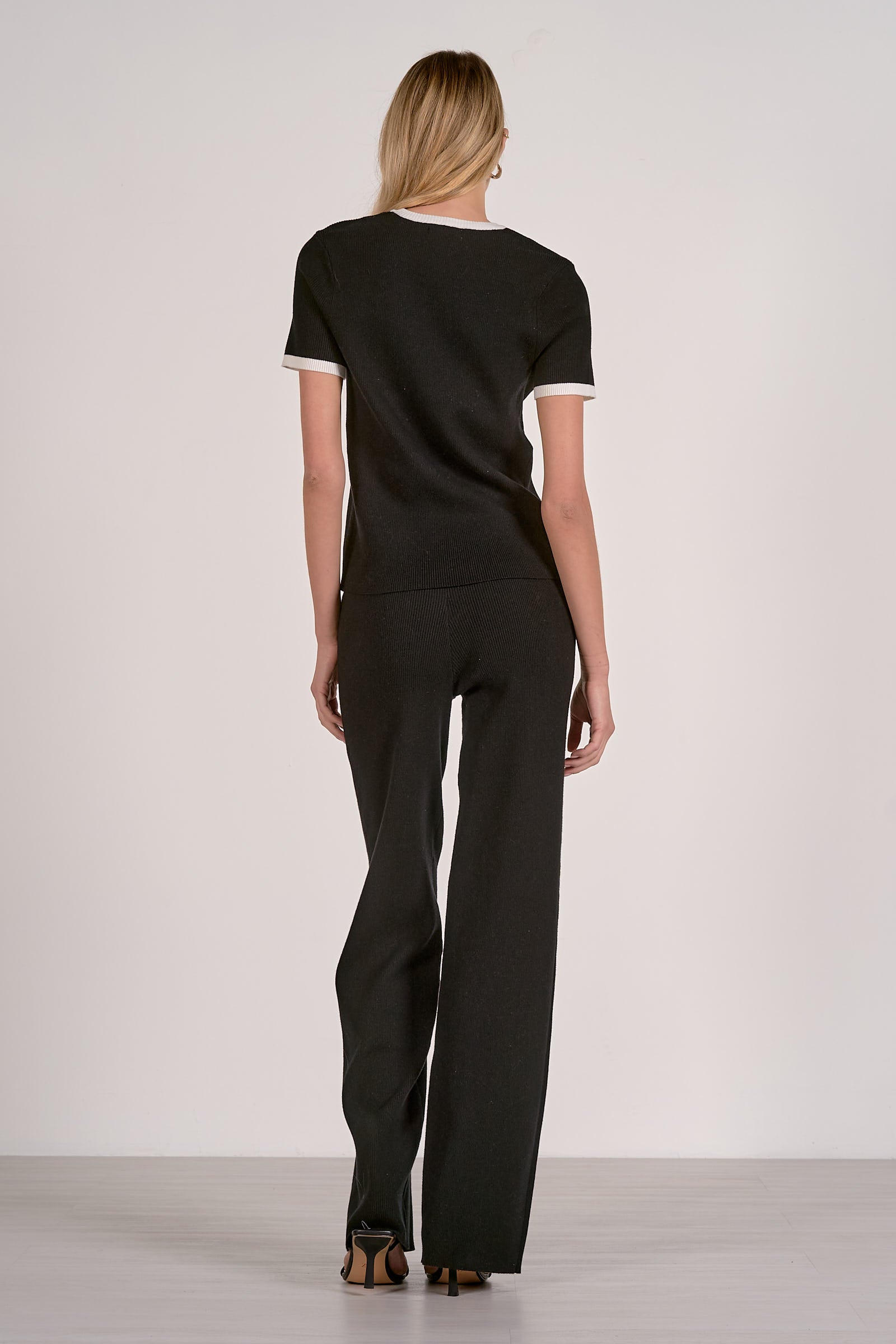 Elan Contrast Trim Short Sleeve Top in Black White - Image 3