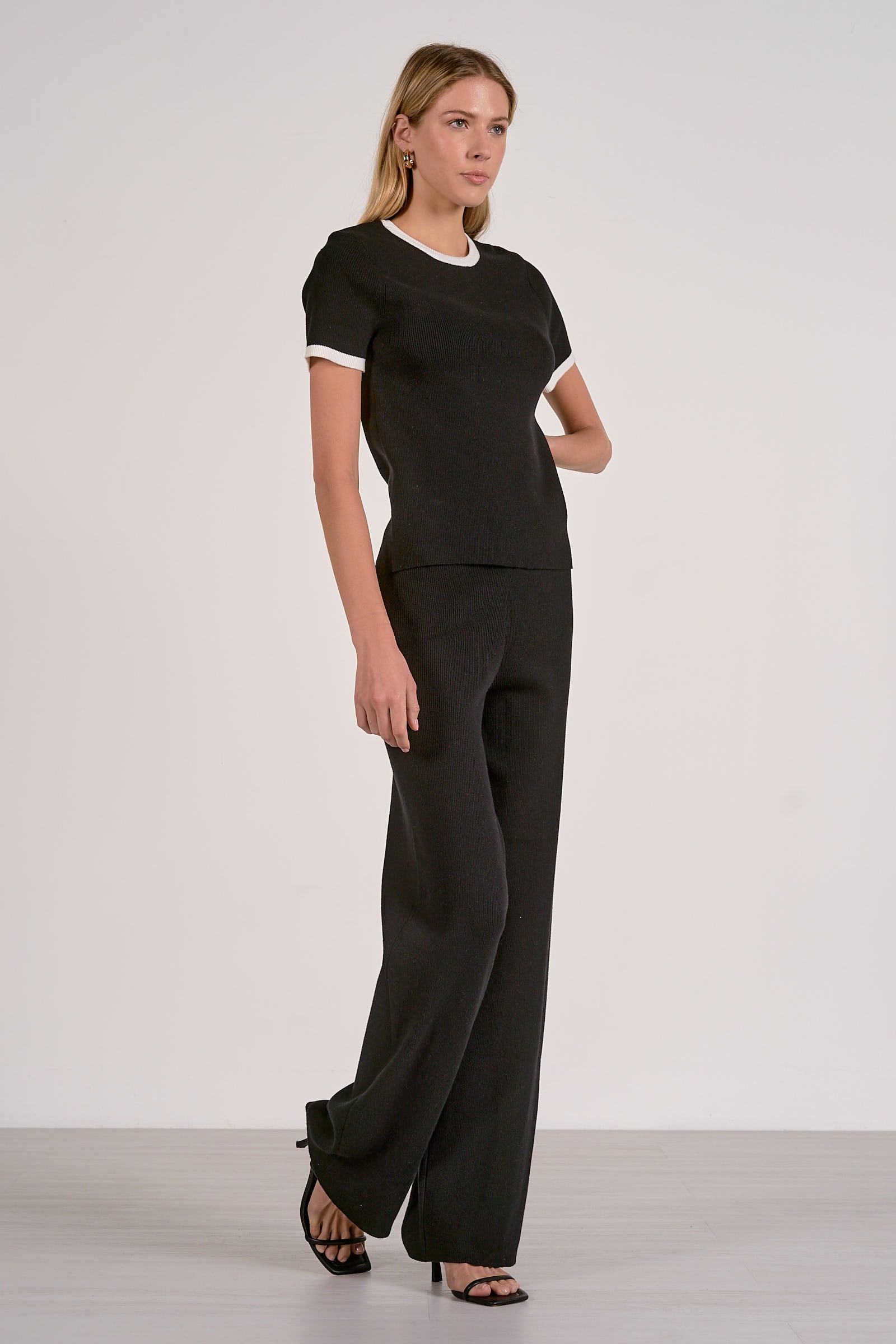 Elan Contrast Trim Short Sleeve Top in Black White - Image 4
